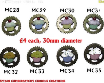 Broche con pin Steampunk con cupcakes sobre rueda dentada de color plata o bronce de tamaño mediano n.° MC28-35