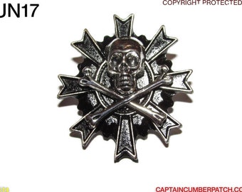 Steampunk pin badge broche zilveren schedel en gekruiste knekels op zilver/zwarte meerpuntige achterkant #UN17