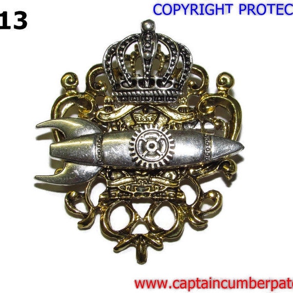 Steampunk pin badge broche fusée argent avec rouage et couronne sur crête d’or / blason supportant #CR13