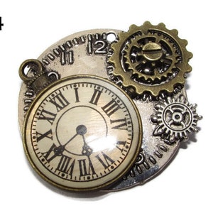 Puede incluir: Un colgante de reloj de estilo steampunk en plata y bronce con números romanos y engranajes. El colgante presenta una pequeña esfera de reloj con fondo blanco y números romanos negros. El reloj está rodeado de engranajes y un círculo plateado más grande con un borde decorativo.
