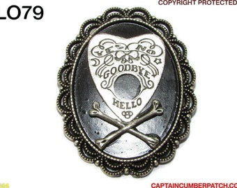 Steampunk Ouija Planchette Pin: Silberne Brosche mit gekreuzten Knochen