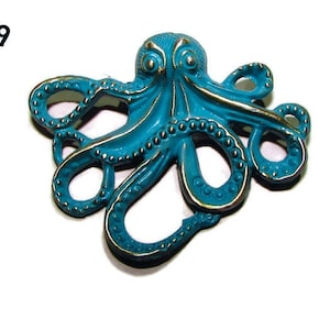 Op de afbeelding: Een turquoise octopusbeeldje met gouden accenten. De octopus heeft acht gedetailleerde tentakels en een getextureerd oppervlak. Het beeldje staat tegen een witte achtergrond en de tekst "PA9" staat in de linkerbovenhoek.