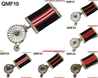 Broche con medalla estilo steampunk, de plata o bronce, con diseño de penny farthing y diferentes cintas #QMF19-24