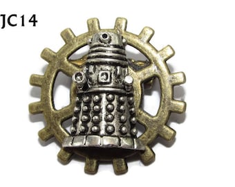 Broche con insignia Steampunk de Dalek plateado sobre rueda dentada de bronce #JC14