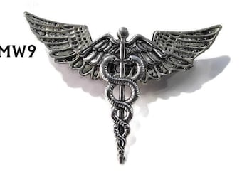 Broche Steampunk con caduceo plateado y alas plateadas #MW09