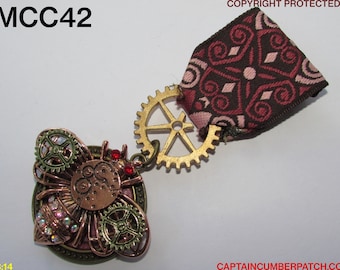 Broche con insignia Steampunk, medalla con abeja de oro rosa mecánica sobre cinta burdeos y rosa #MCC42