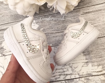 Swarovski Nike Air Force ones pour bébés et tout-petits en blanc pur / Nike bling / Nike blanches / Nike scintillantes / Nike pour bébé