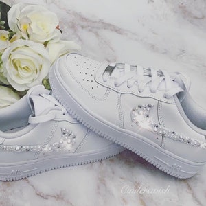 Pärla & Swarovski Vuxenstorlek Specialdesignade Nike Air Force skor i rent vitt / Bling Nikes / Vita Nikes / Glittriga Nikes / Pärlsneakers bild 3