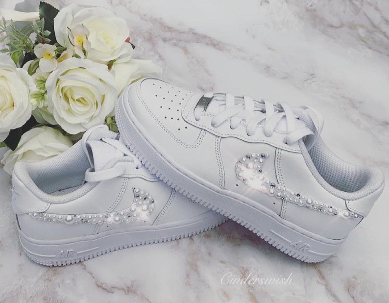 Pärla & Swarovski Vuxenstorlek Specialdesignade Nike Air Force skor i rent vitt / Bling Nikes / Vita Nikes / Glittriga Nikes / Pärlsneakers bild 3