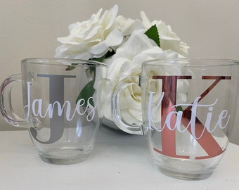 Taza de cristal personalizada: nombre en cursiva e inicial superpuesta