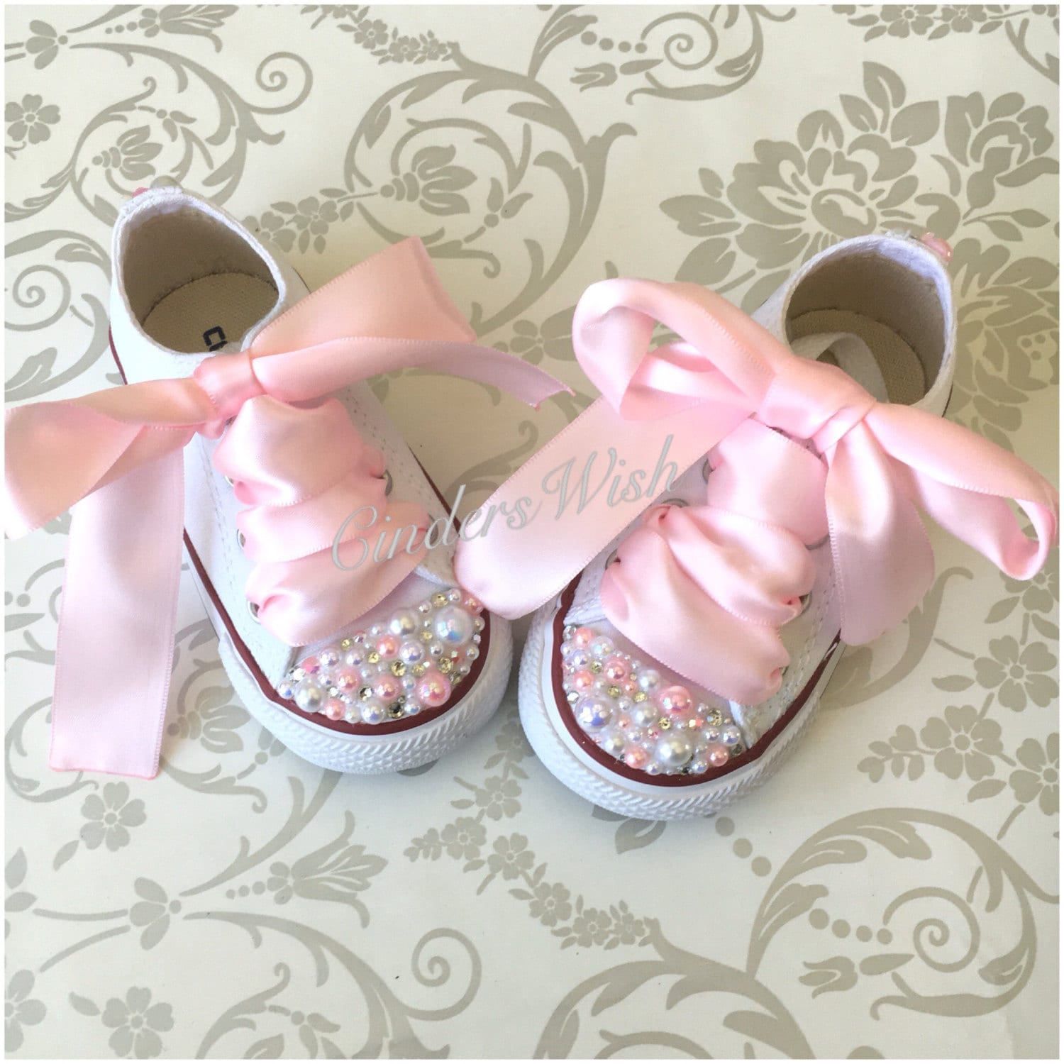 Pink baby 2024 converse size 1