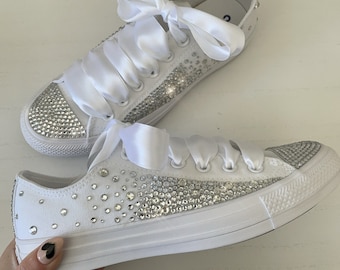 Converse con cristales de Swarovski: zapatillas de novia blancas con  cristales degradados y cordones de satén - Main Image