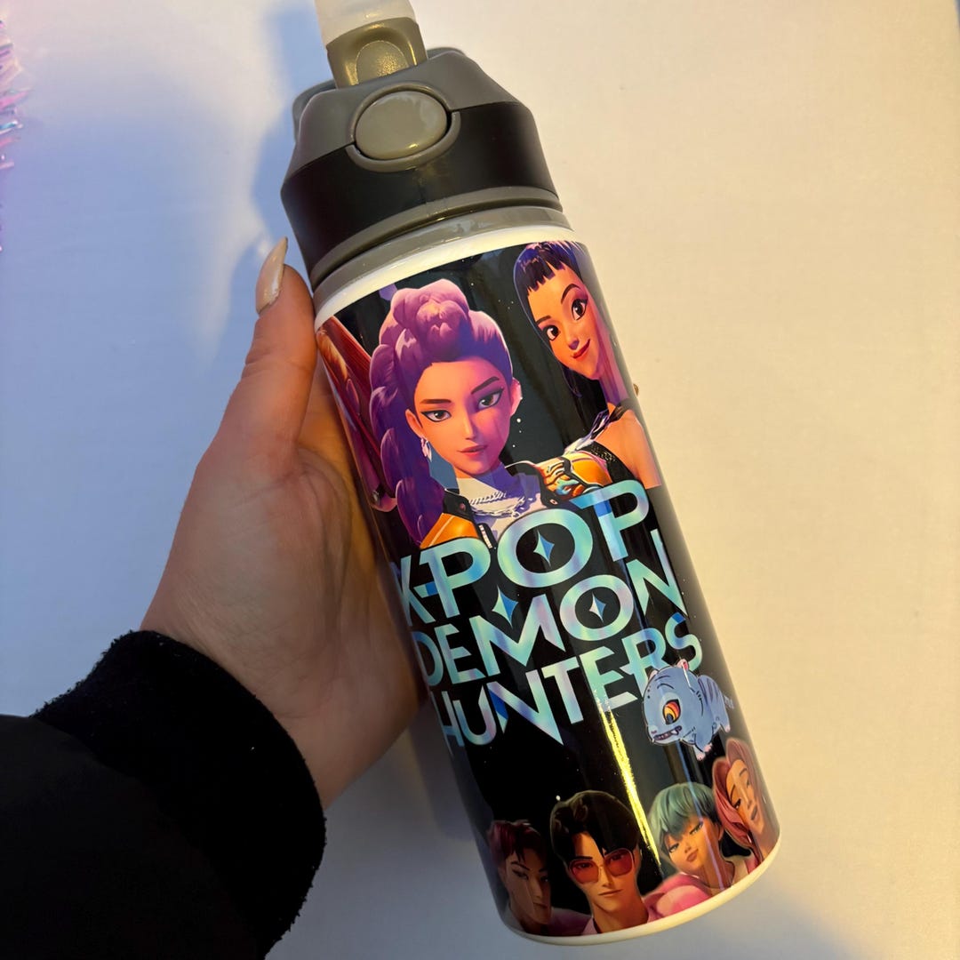 Kpop Trinkflasche – Anime-Flasche Mit Deckel & Strohhalm, 750 Ml, Aus Hartem BPA-freiem Plastik, Ideal Für Schule, Reisen, Party – Niedlich & Praktisch Kpop Trinkflasche – Anime-Flasche Mit Deckel & Strohhalm, 750 Ml, Aus Hartem BPA-freiem Plastik, Ideal Für Schule, Reisen, Party – Niedlich & Praktisch