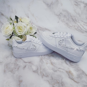 Pärla & Swarovski Vuxenstorlek Specialdesignade Nike Air Force skor i rent vitt / Bling Nikes / Vita Nikes / Glittriga Nikes / Pärlsneakers bild 7