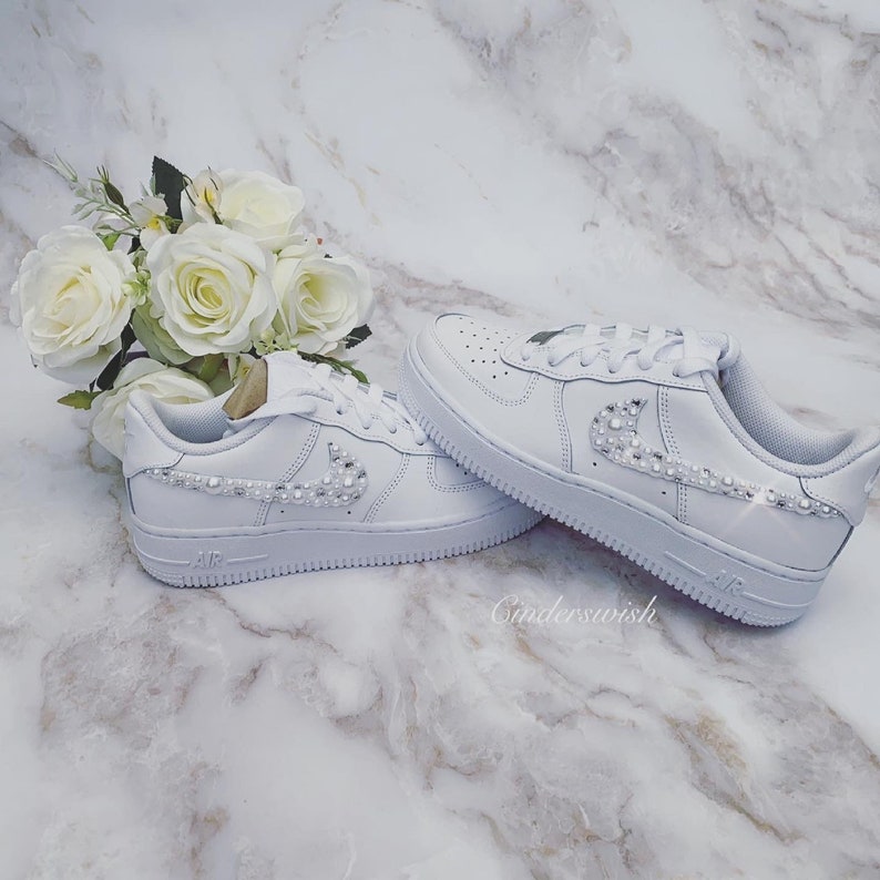 Pärla & Swarovski Vuxenstorlek Specialdesignade Nike Air Force skor i rent vitt / Bling Nikes / Vita Nikes / Glittriga Nikes / Pärlsneakers bild 7