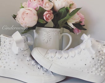 Converse de novia con perlas y cristales: zapatillas altas blancas para bodas