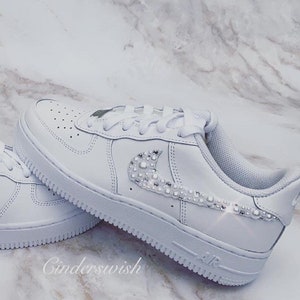 Pärla & Swarovski Vuxenstorlek Specialdesignade Nike Air Force skor i rent vitt / Bling Nikes / Vita Nikes / Glittriga Nikes / Pärlsneakers bild 2