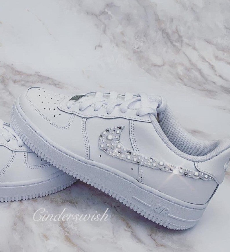 Pärla & Swarovski Vuxenstorlek Specialdesignade Nike Air Force skor i rent vitt / Bling Nikes / Vita Nikes / Glittriga Nikes / Pärlsneakers bild 2