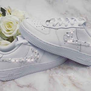Pärla & Swarovski Vuxenstorlek Specialdesignade Nike Air Force skor i rent vitt / Bling Nikes / Vita Nikes / Glittriga Nikes / Pärlsneakers bild 5