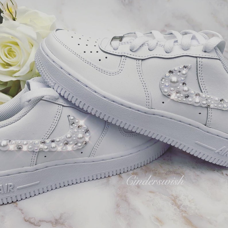 Pärla & Swarovski Vuxenstorlek Specialdesignade Nike Air Force skor i rent vitt / Bling Nikes / Vita Nikes / Glittriga Nikes / Pärlsneakers bild 6