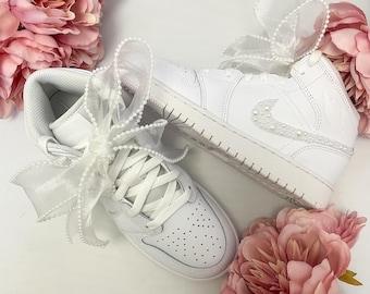 Pearl Custom Nike Air Jordan 1 Pure White / Hochzeits-Turnschuhe / weisse Nikes / glitzernde Nikes / Perlen-Turnschuhe
