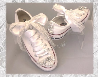 White Vintage lace Converse/Wedding converse / bridesmaid converse / Vintage converse / lace converse / delicate / Romantic/ brooches