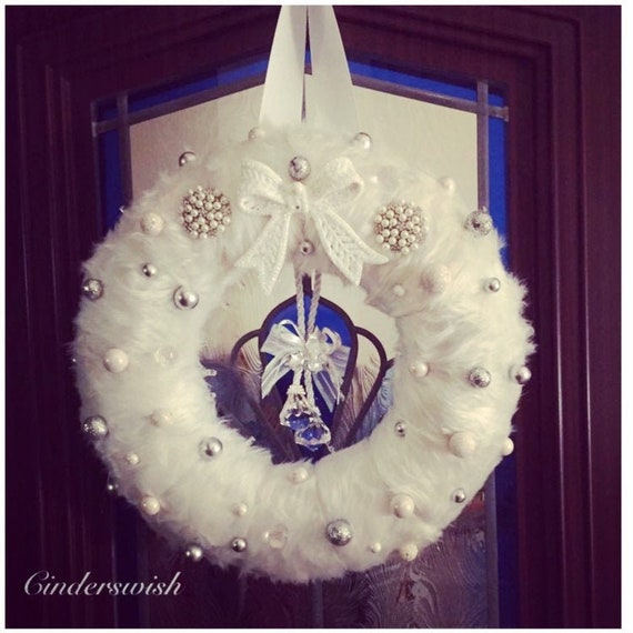 Christmas white fur Wreath / Chandelier Christmas Wreath / Brooch Xmas wreath / Christmas bow wreath / Xmas door wreath / Faux fur