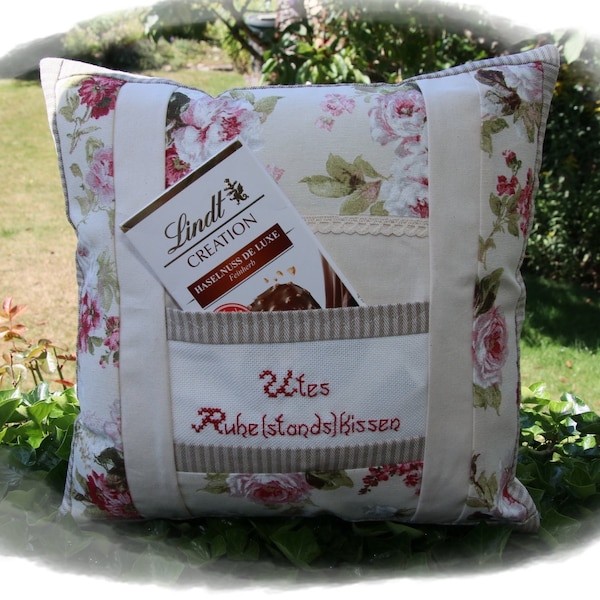 Ruhestand Geschenk , Rente, Pension - Kissenbezug mit Text und  Name,  Rosenmuster hell pink rosa/rot  - ca. 40x40cm