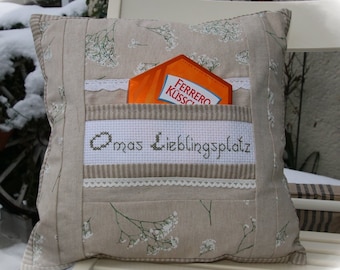 Geschenk Geburtstag Oma, Omas Lieblingsplatz, Kissen Oma mit Text bestickt,  Kisssenbezug LandhausStil, beige weiß, Kreuzstich Handarbeit