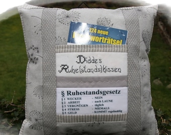 Lustiges Geschenk zum Ruhestand, Ruhestands-Kissen mit Namen,  Kissenbezug grau/weiß, Geschenk Kollege Chef zum Abschied, witziger Text