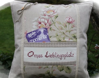 OMA, Omas Lieblingsplatz, Kissen Oma mit Text bestickt,  Kisssen LandhausStil, Rosenmuster, Omas Ruhekissen,  Geschenk Geburtstag Oma,