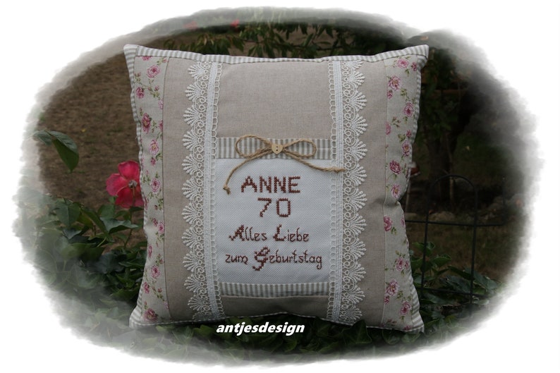 Geburtstag Geschenk 70. / 75./ 80. Geburtstag Frau Kissenbezug Shabby, Name, Spruch, beige weiß Geschenk Oma, Tante, Freundin Bild 1