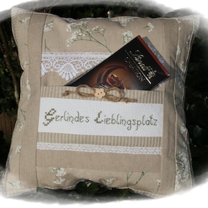Geschenk personalisiert Kissenbezug  Lieblingsplatz , per  Hand gestickt, Landhaus beige zarte Muster, Patchwork