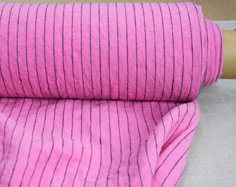 Vorgeschrumpfter 100% reiner Leinenstoff zum Nähen in leuchtendem Rosa (Precious Pink) mit schwarzen Nadelstreifen. Meterware/Meterware 200g/m²).