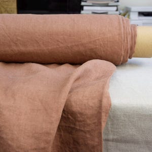 ピュアリネン生地「オーラココアブラウン」軽量125gsm（3.7オンス/平方ヤード）。温かみのあるアースブラウン。ストーンウォッシュ加工、防縮加工、ドレープ感、エアリー感、柔らかさ。在庫あり！