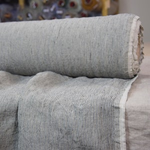 エルバ産ペンシルストライプのリネン生地、中厚。1.5mmのピンストライプ。グリーンと無染色の亜麻色。ヨーロッパ産リネン、プレミアム品質。1ヤードあたり。