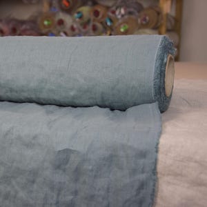 Reiner 100% Leinenstoff Gloria Stormy Sea 200g/m². Ziemlich dunkelgrau, mit bläulich-grünlichem Unterton. Gewaschen-geweicht. GROSSHANDEL.