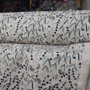 Vorübergehend AUSVERKAUFT. Reiner 100% Leinenstoff Gloria Lavendel Blumen Auf Beige Melange 200gsm. Bedruckte Blumen auf beige farbenem Leinenstoff.