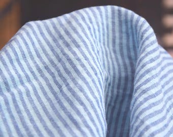 100% Leinen Meterware Meterware Blau gestreift. Dünne, weiche, leichte 125 g / m² (ca. vorgeschrumpft. Für aufgelockerte luftige Sommerkleidung.