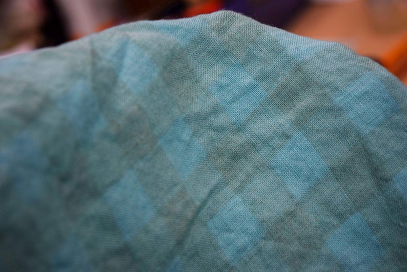 K&ouml;nnte beinhalten: Nahaufnahme eines weichen, blauen Stoffes mit einem dezenten, gefleckten Muster. Der Stoff hat eine leicht strukturierte Oberfl&auml;che und ein entspanntes, l&auml;ssiges Gef&uuml;hl.