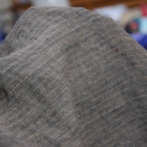 Czysta tkanina 100% lniana Margarita Taupe Melange z Tan Stripe 200gsm(5.90oz/yd2). Brązowo-szary podobny do greige, mokka. BRAK W MAGAZYNIE.