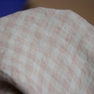 Tkanina 100% len Aurora Silver Green 8 mm Gingham 160gsm(5oz/yd2). Kolory: stonowany zielonkawo-szary, przygaszony róż. Tymczasowo NIEDOSTĘPNE.