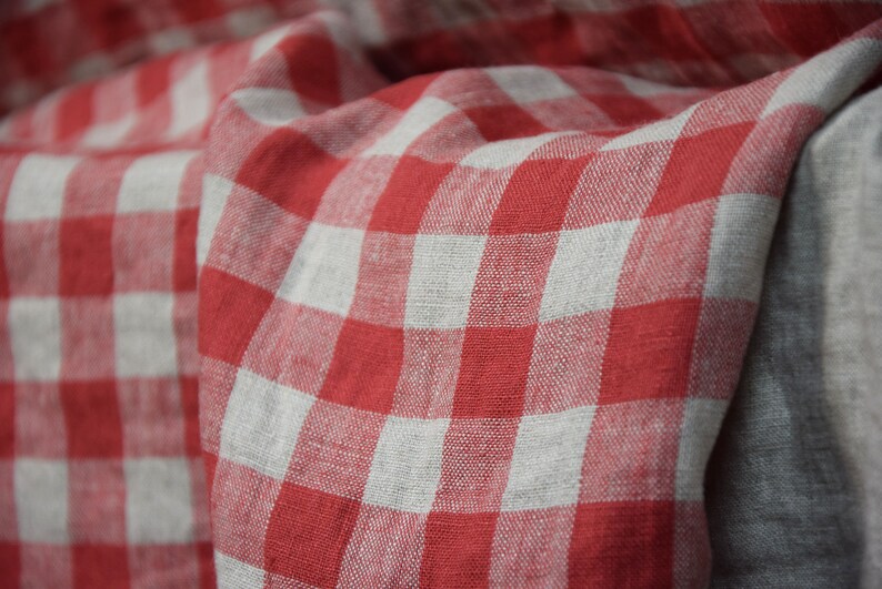 Rent linnetyg Stella Red Gingham, medeltjock 190 g/m², beige och röd 2 cm rutig. Mjukt förkrympt. För sömnad och hantverk, metervara. bild 3