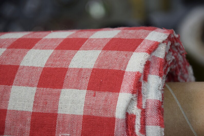 Rent linnetyg Stella Red Gingham, medeltjock 190 g/m², beige och röd 2 cm rutig. Mjukt förkrympt. För sömnad och hantverk, metervara. bild 2