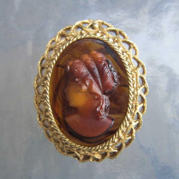 Vintage Florenza Cameo Brooch of rich brown faux tortoiseshell in openwork chain scalloped setting