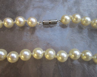 Nice vintage hand knotted 17 inch glass faux pearl bead necklace with barrel clasp