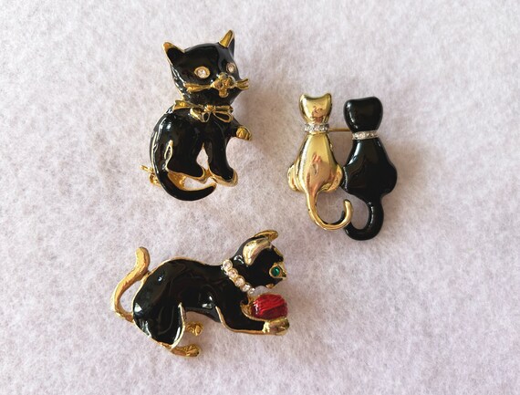 3 petite vintage black enamel cat brooches with r… - image 1