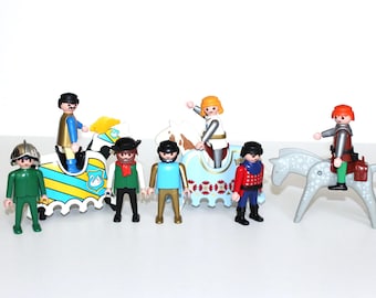 Figuras de Playmobil Geobra con muchos temas y personajes diferentes, incluyendo caballos.