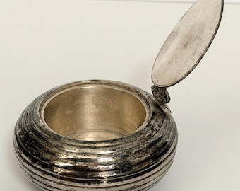 Cenicero de escritorio/bolsillo vintage chapado en plata con tapa abatible.