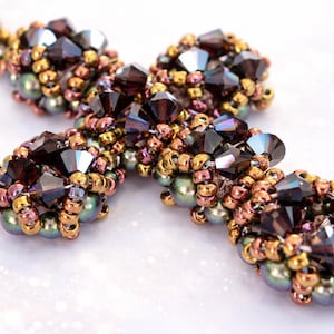 samouczek pdf: koralikowy krzyżyk, koraliki Swarovskiego, koraliki nasienne, plecenie koralikowe